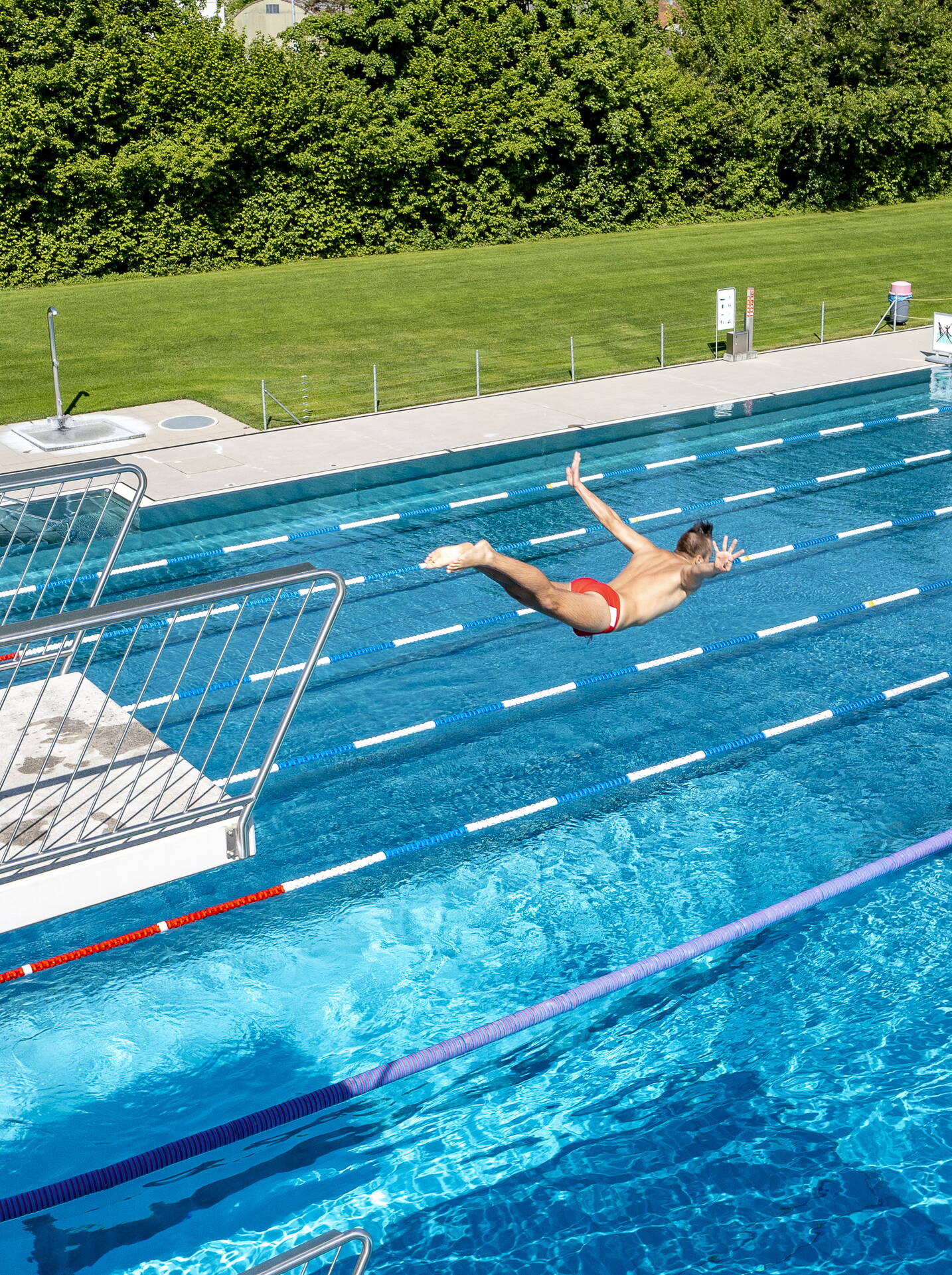 schwimmbad-laettich_sprungturm.jpg